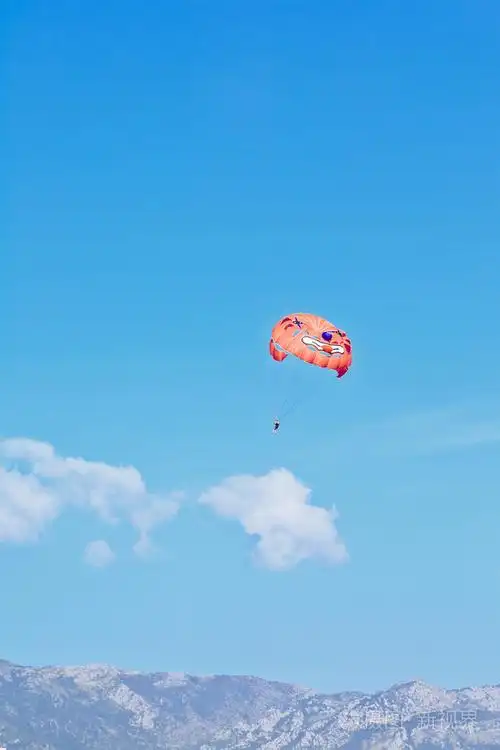 降落伞在天空和山