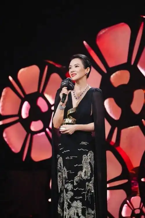 章子怡哽咽#微博之夜,章子怡哽咽感谢自己的伯乐张艺谋,微博把章子怡