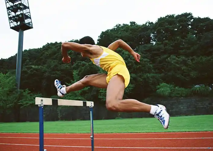 东方人,一个人,运动员,体育馆,运动场,跑,跳,横图,室外,白天,侧面