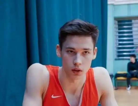 男篮选手吕安宁中俄混血,高超的投射能力,高颜值男神