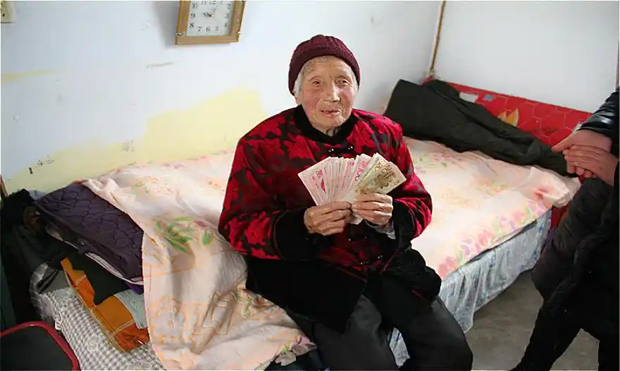 农村老年人发钱了?最多领1万,看看你达标不