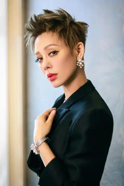 欢娱影视宁静出席宝格丽divasdream灯光艺术装置亮灯仪式