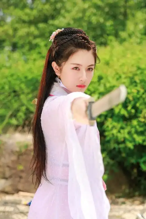 李兰迪粉嫩古装写真图片