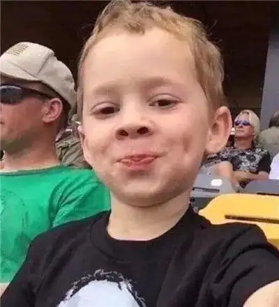 "假笑男孩"凭假笑成世界第一网红!他是表情包界扛把子,有毒!