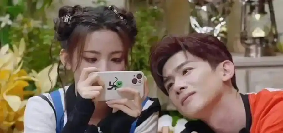 除此之外,乔欣新剧播出邀请群里好友宣传,发了三个红包,分别给赵又廷