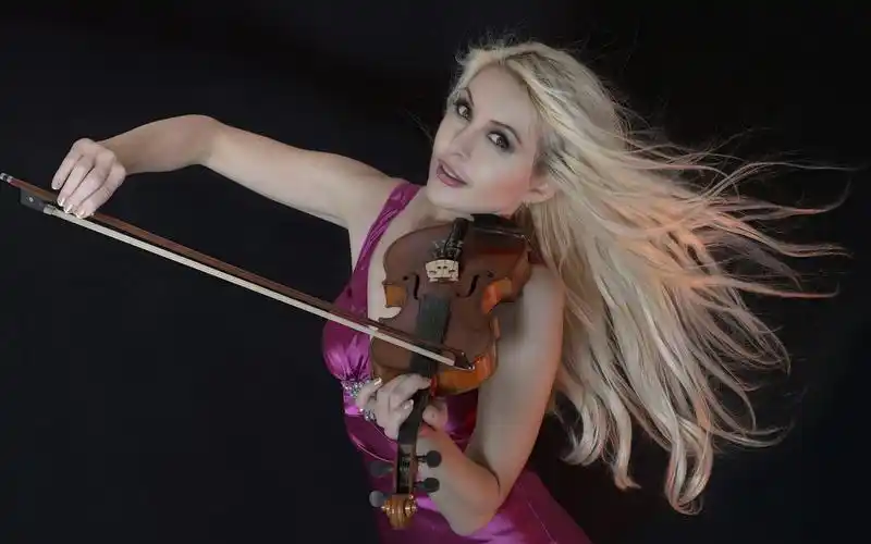 金发女孩弹小提琴,紫色的裙子,黑色背景 壁纸