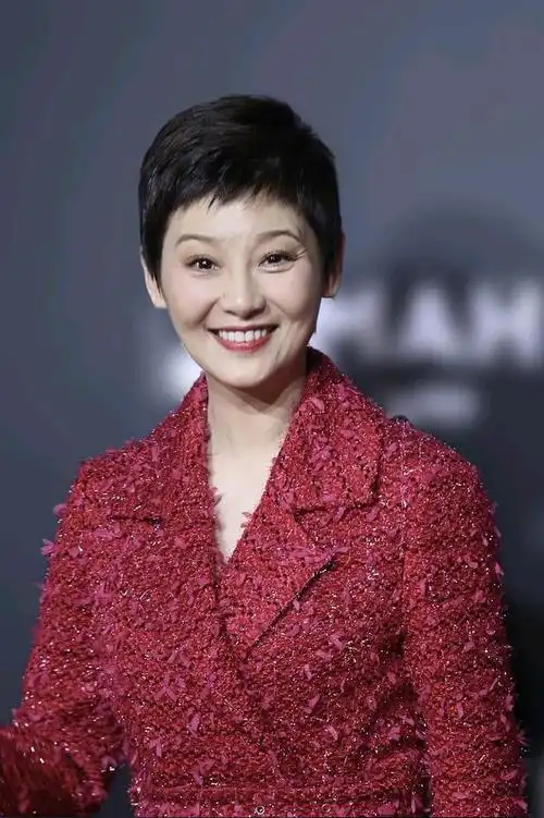 冯小刚妻子徐帆近照,一头短发亮相精简干练,51岁还保养得这么好