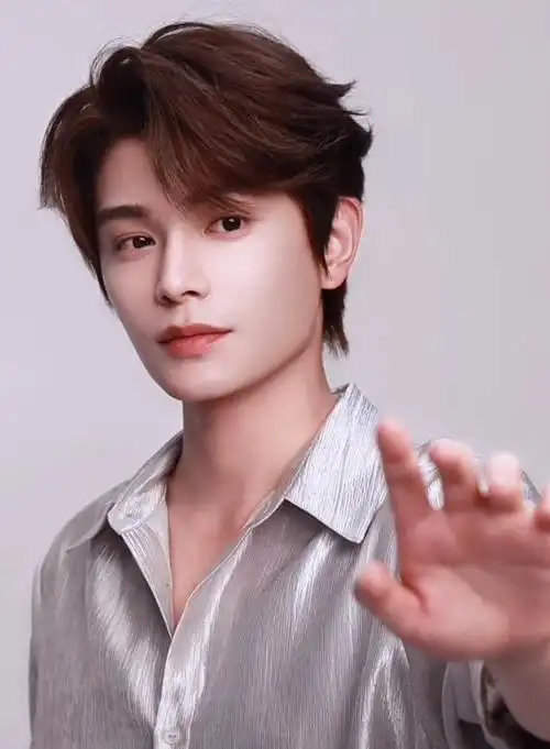 丁禹兮灰白西装侧拍花絮##丁禹兮真丝鎏光银衬衫##丁禹兮时装开目刊