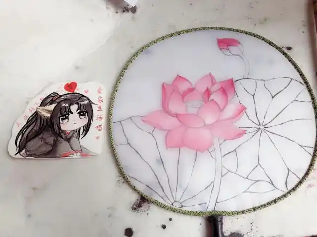 手绘古风团扇之荷花扇,小学生都能画出来,你们一定也可以