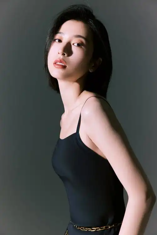 周雨彤身穿黑色露背长裙优雅精致 蝴蝶骨线条优越