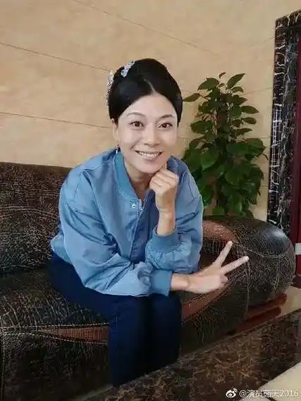 《借枪》(2011)《妈妈圈的流言蜚语》(2013)饰演妈妈甲《辣妈正传》