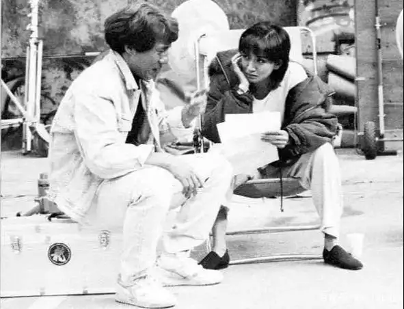 《红番区》片场中成龙正与梅艳芳对戏