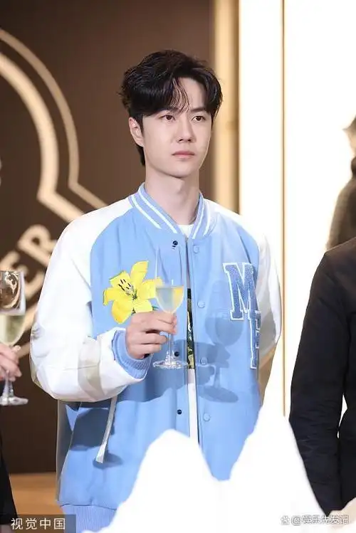 王一博穿蓝色系刺绣棒球外套,手拿酒杯成熟不失少年气