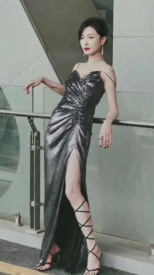万茜穿银黑色抹胸长裙出席活动裙子高位开叉略露雪白美腿