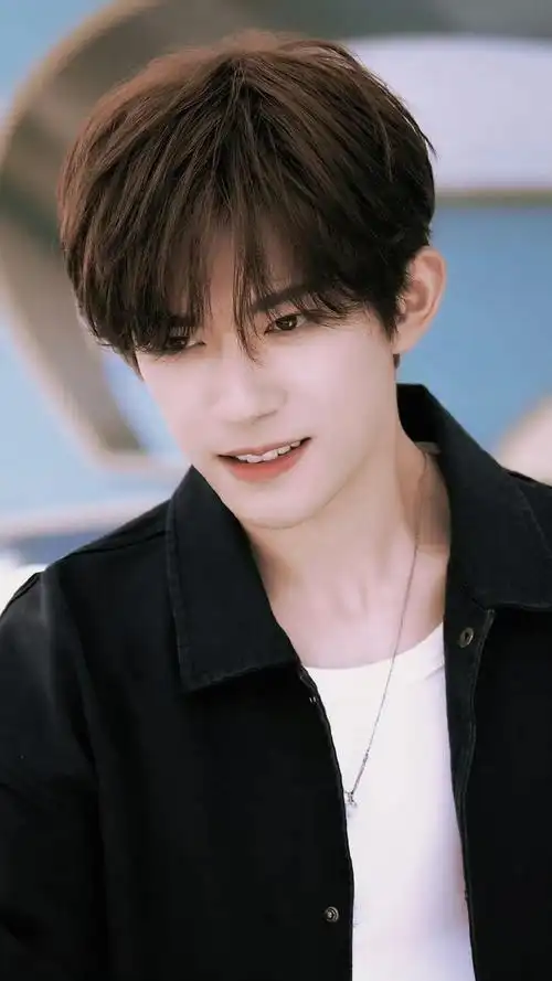 易烊千玺:多面魅力的国民男友 易烊千玺,一个拥有百万粉丝的国民男友