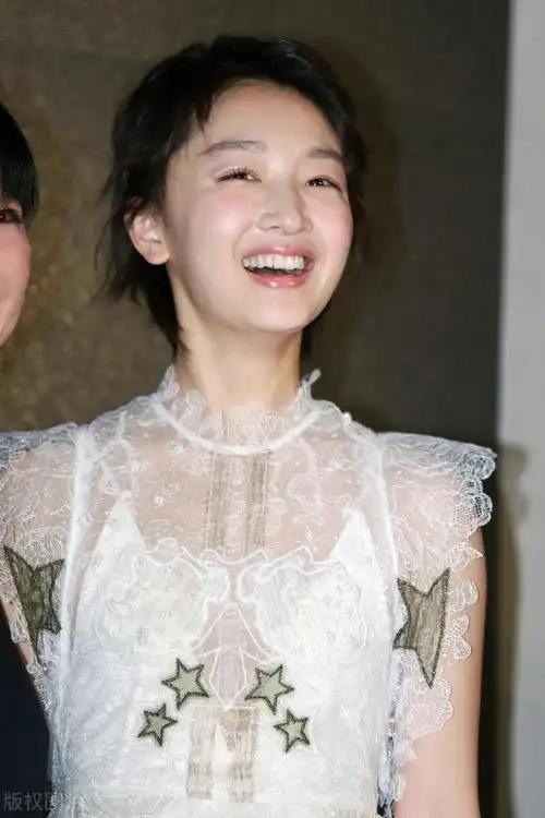 周冬雨,气场开挂,更漂亮了