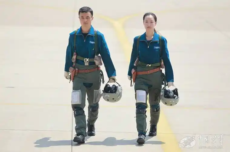 中国空军双学士女飞行员首次开上飞豹歼轰战机