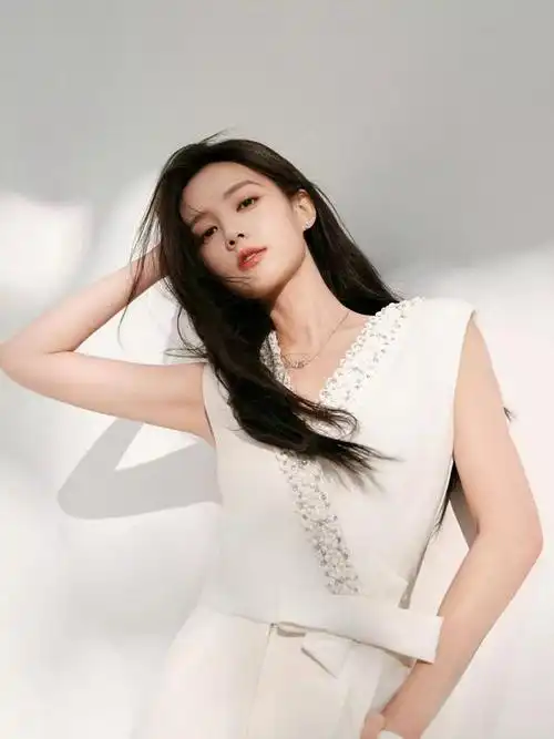 李一桐,这位中国当红女演员,以她独特的魅力一直吸引着粉丝们的目光.