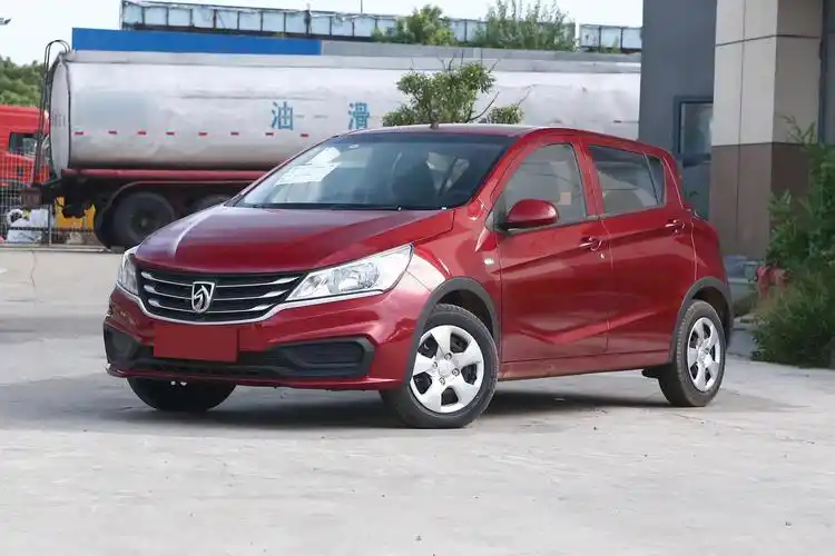 价钱便宜又省油的大5座代步车,空间很实用停车便捷,实拍宝骏310