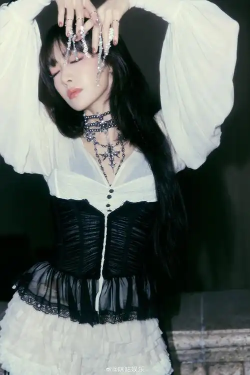 宋茜爆闪开年妆#宋茜今晚跨年晚会造型96!