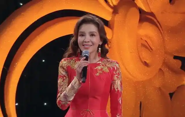 春晚主持大热门人物,朱迅竟缺席第三次大联排,在陪大妈跳广场舞