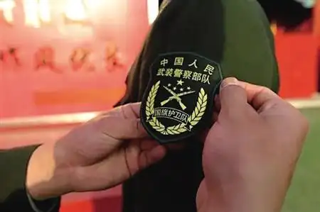 武警宁夏总队战士在展示新式臂章 新华社图