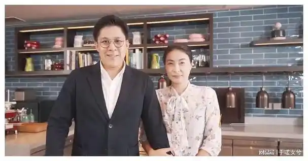 朱玲玲再当婆婆!三儿子霍启人求婚成功,对方打扮朴素似郭晶晶