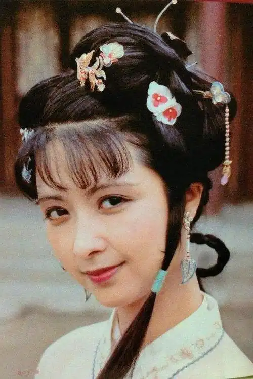 者张明明有股古典的媚劲,剧外身段特别好 相对现代装的照片拍的不好