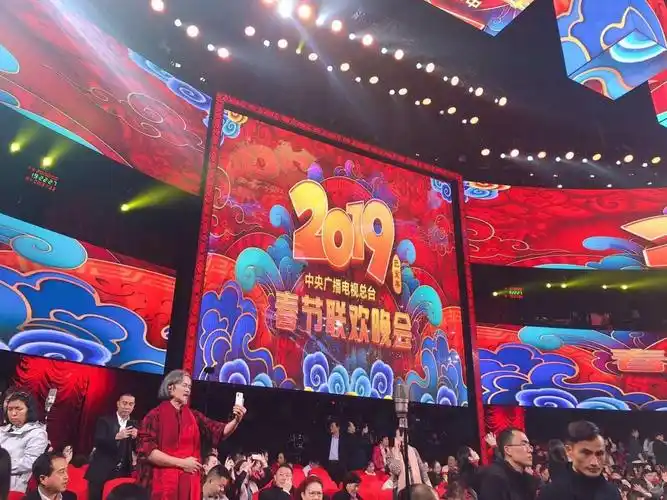 2019央视春晚嘉宾神首创始人黄寿仙女士春晚现场向全国人民拜年!