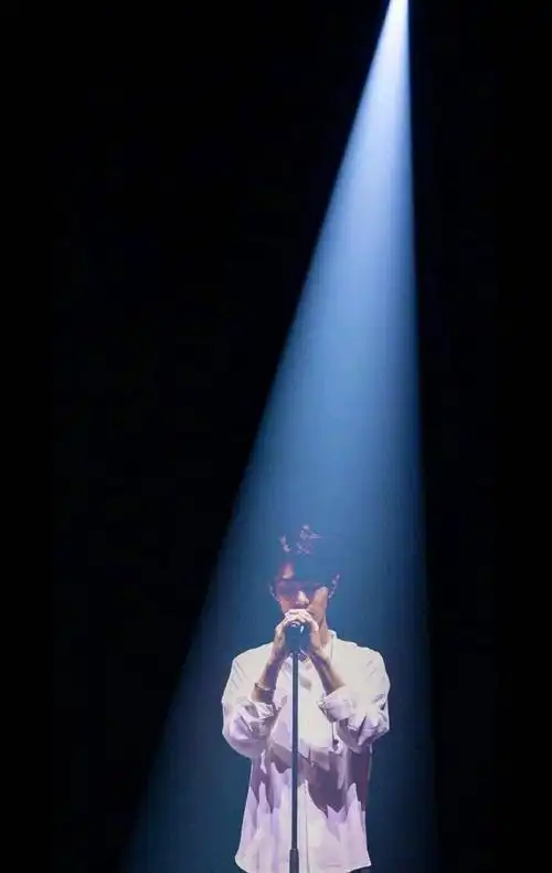 在逆光中前行,汇聚万千光点,照亮前行的路—肖战