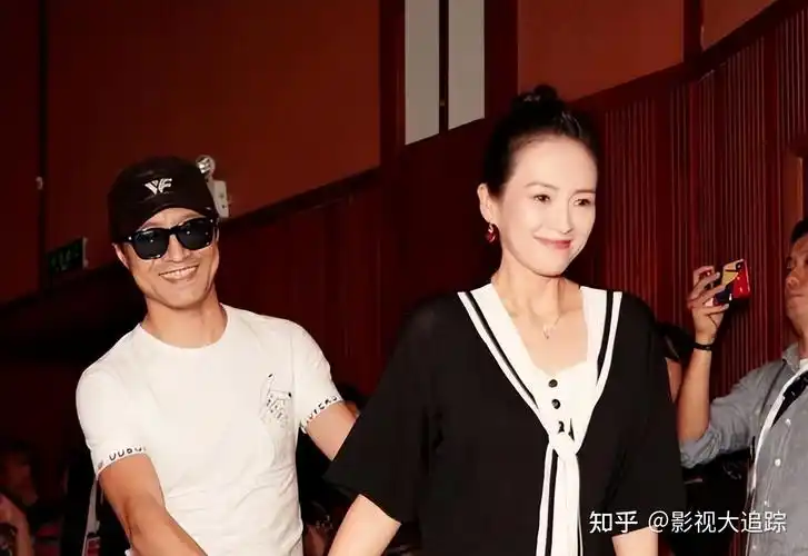 当年汪峰和康作如在一起也算是一笔烂账,康作如为了汪峰的事业着想