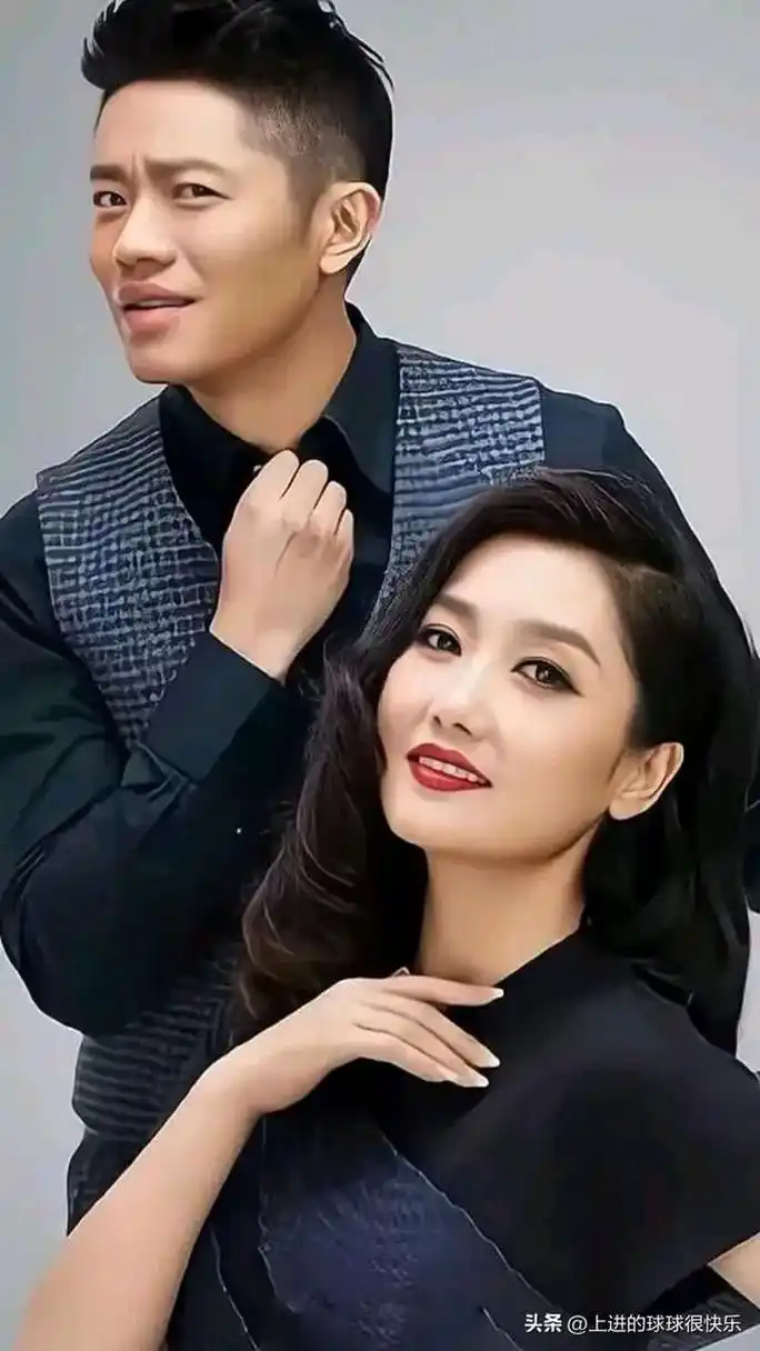 2011年3月,凤凰传奇主唱杨魏玲花,与相恋7年的男友徐明朝,在内蒙古