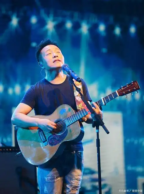 感性与理性的交融——解读许巍的代表作《蓝莲花》