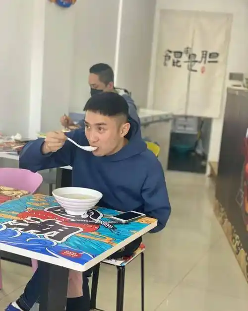 路人眼中的上海主持人:樊路易接地气,沈婷依旧迷人_王冰皓_生活_网友