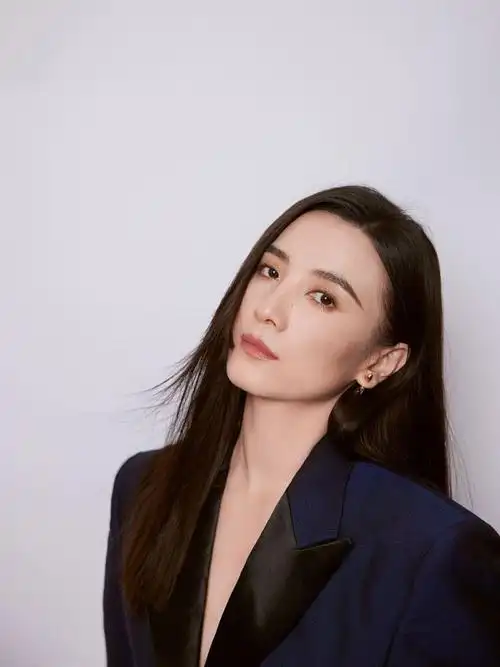 宋佳深蓝制服搭长筒靴又美又飒长发披肩化身女舰长现侧颜杀