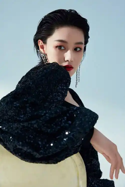 拖拉机舞掀起网络热潮,全民学跳,张馨予称我的"滚"是有技术的_短发