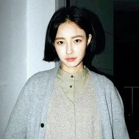 女生头像短发高冷