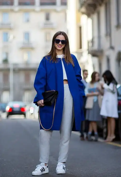 明快的宝蓝色廓形大衣搭配浅灰色的运动裤,简约的贝壳鞋,显得清新时尚