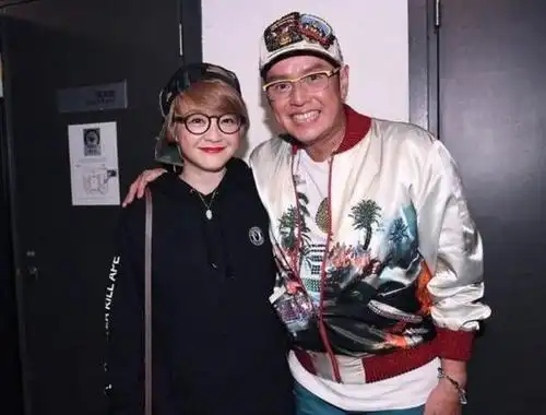 毕竟杨洁薇与谭咏麟一起携手走过十年,杨洁薇看着她从籍籍无名到