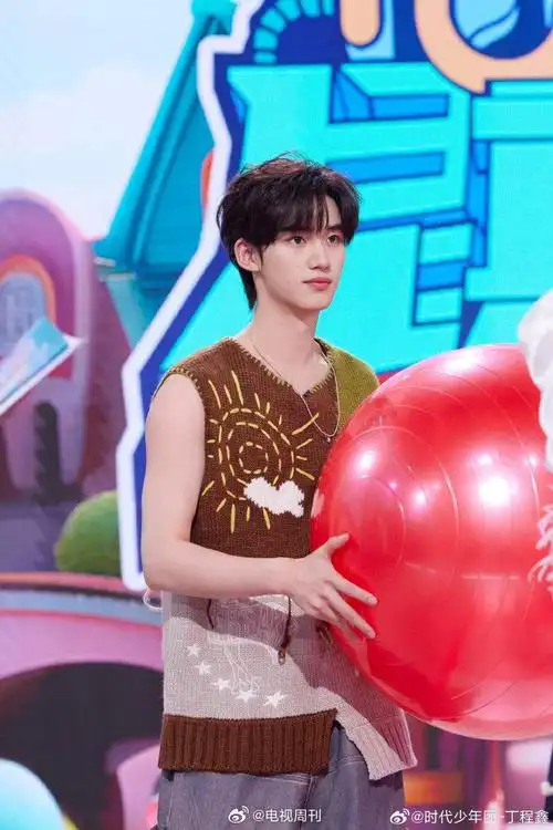 丁程鑫无袖背心look,舞台上的时尚先锋,引领风潮!