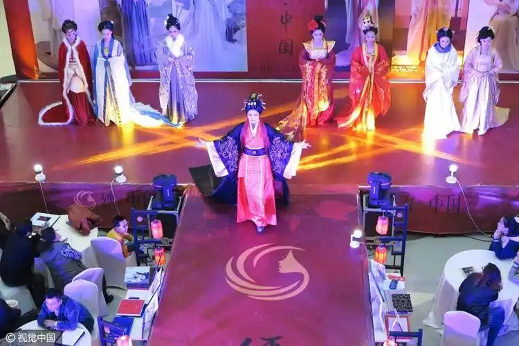 西安一广场上演古装走秀 "中国风"美女夺眼球