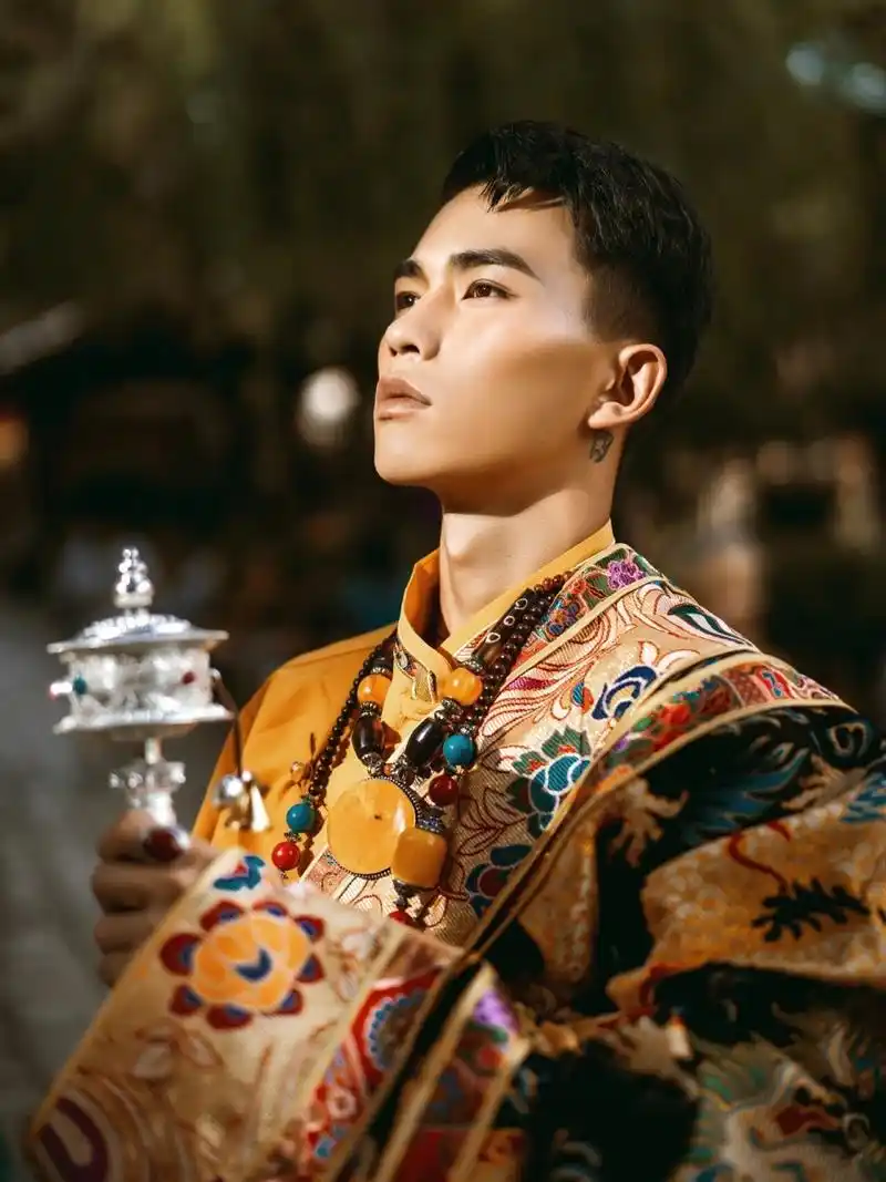 丽江男生藏族写真 男生藏服写真. 丽江古城约拍.