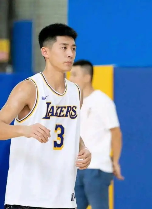 02年湖南帅哥,身高185cm长得真帅!