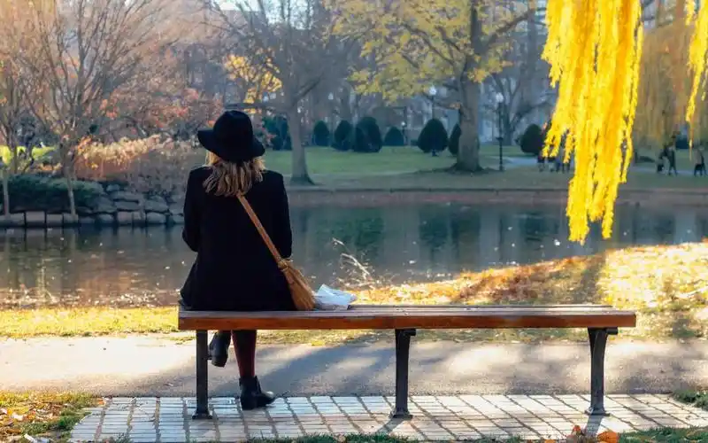 独自一个人在看风景的女生背影