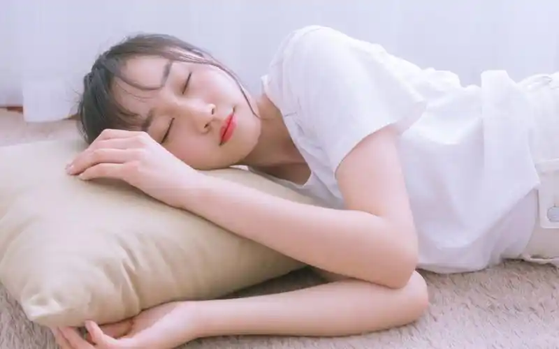 慵懒美女性感长腿诱惑写真桌面壁纸