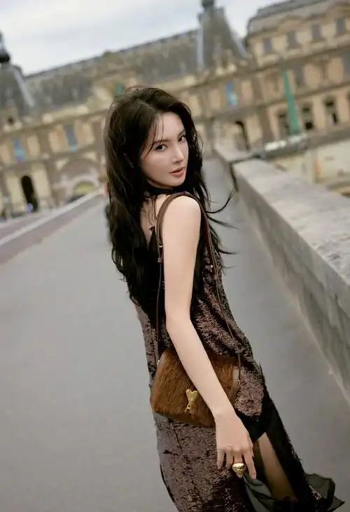 金晨现身#巴黎男装周#ami2025春夏大秀秀场,身着ami fall winter