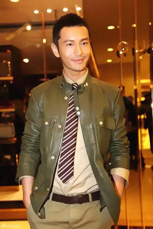 有一种帅叫黄晓明吃苹果羽绒服搭配西装显身材发型很拉风