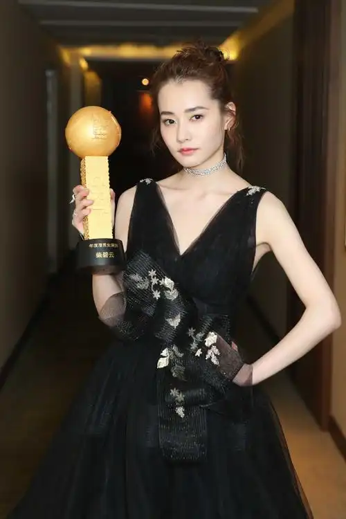 柴碧云性感亮相南方盛典获殊荣 不忘初心砥砺前行