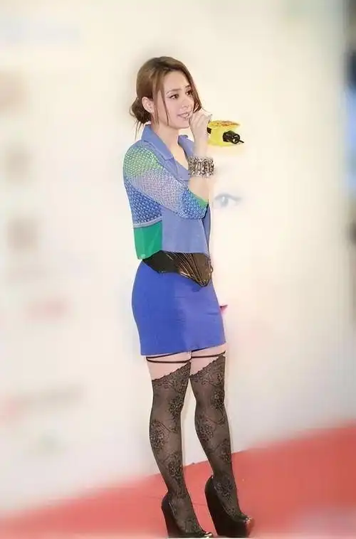 格格不入,本来腿就比较粗,可阿娇偏偏要么露腿,要么就是穿一些紧身裤