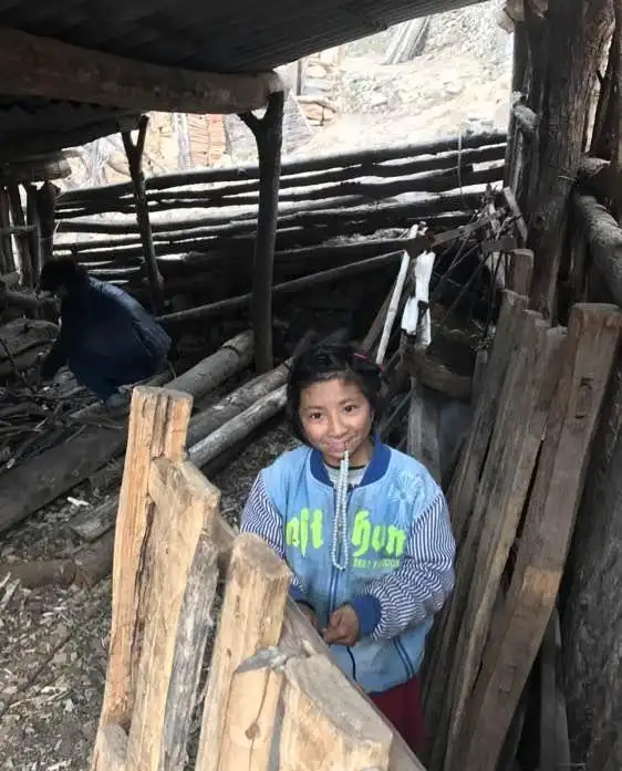 鲁山县小女孩因贫穷辍学